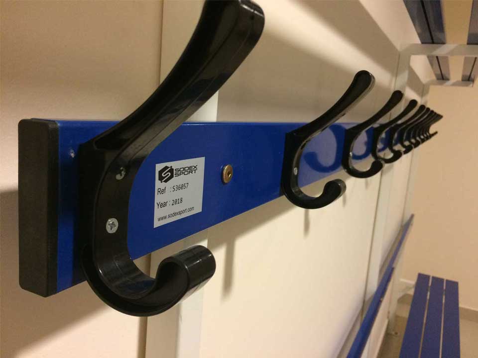 Changing room standard bench with backrest, peg rail and shelf - Image 2