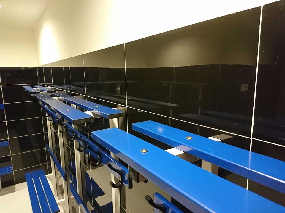 Changing room standard bench with backrest, peg rail and shelf - Image 4