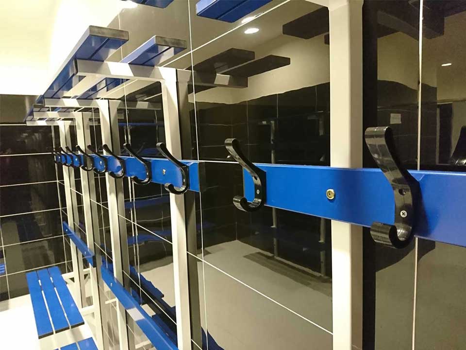 Changing room standard bench with backrest, peg rail and shelf - Image 5