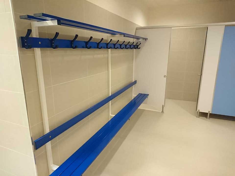 Changing room standard bench with backrest, peg rail and shelf - Image 7