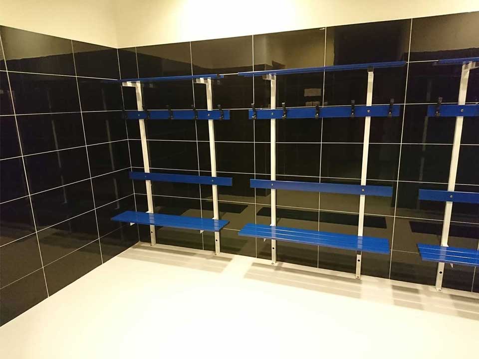 Changing room standard bench with backrest, peg rail and shelf - Image 8