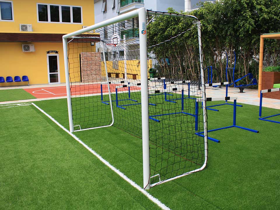 Freestanding mini football goal. Dimension: 2m x 1.5m